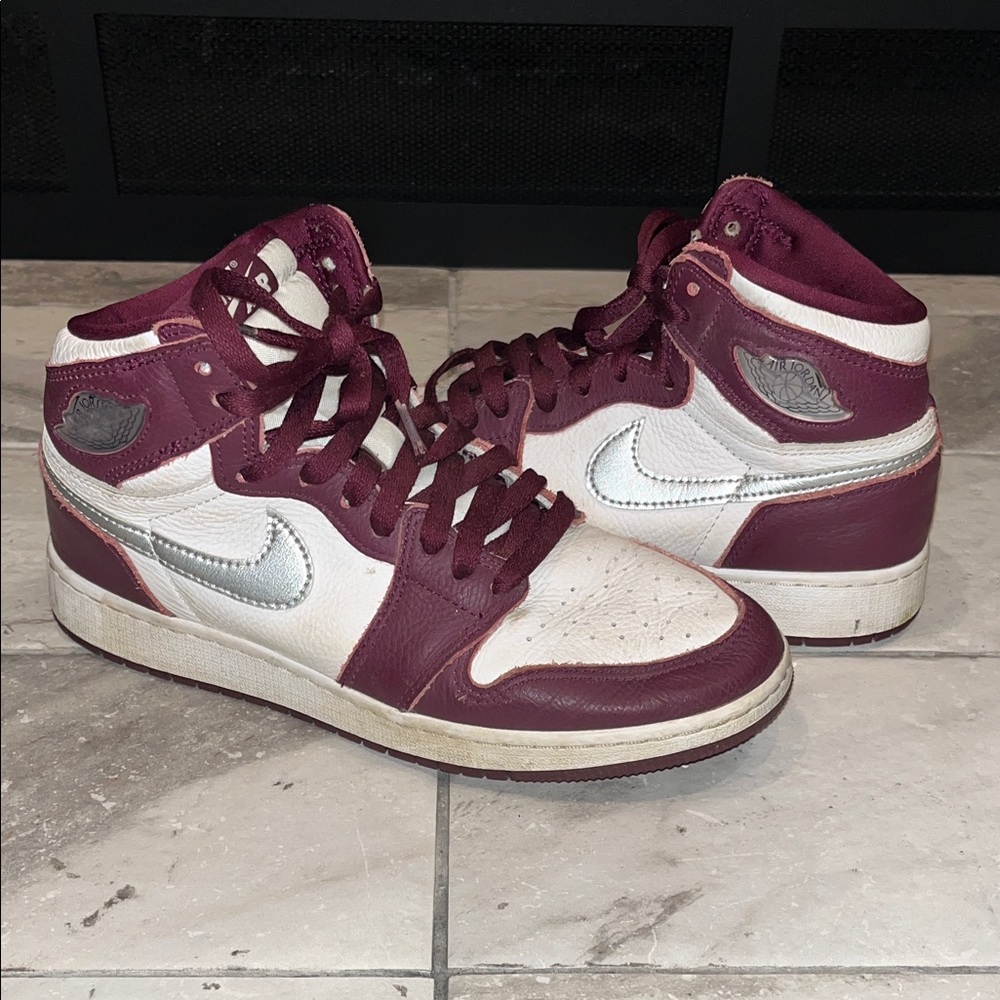 Nike Kids Sneakers in Maroon and Silver